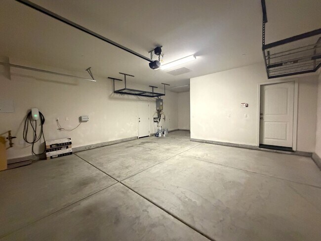 Building Photo - AVAILABLE NOW!! STUNNING 4 Bed/ 3.5 Bath POOL HOME in La Quinta!