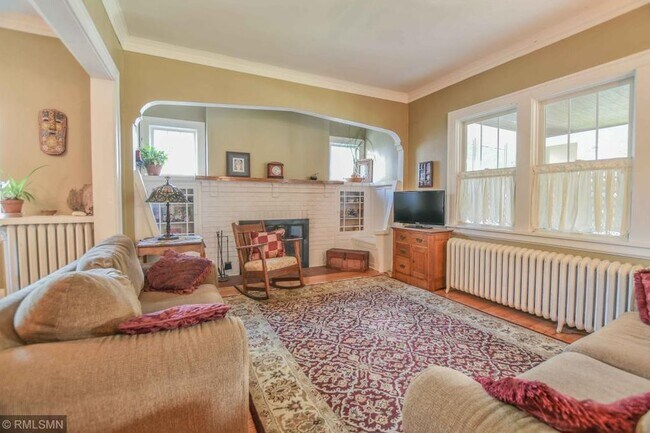 Building Photo - 253 Macalester St