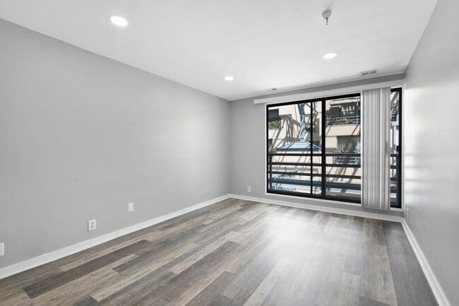 Building Photo - 3 N Christopher Columbus Blvd
