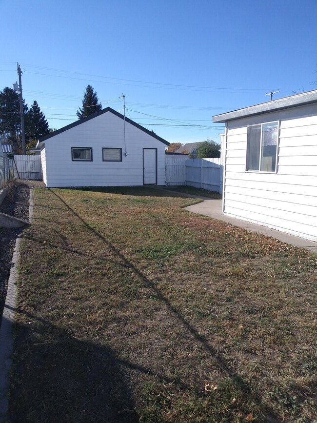 Building Photo - 1412-1411 11th Ave S