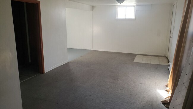 Building Photo - 3 bd, 2 ba house NE Columbia, 2nd living room downstairs, fenced, w/d included