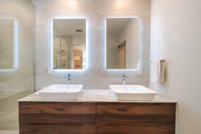 Building Photo - 7610 Bayside Ln