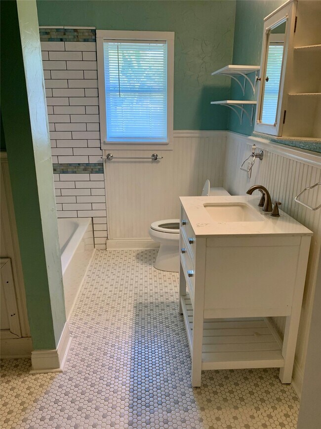 Building Photo - 306 Cres View St