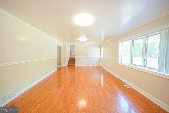 Building Photo - 701 Crestbrook Ave