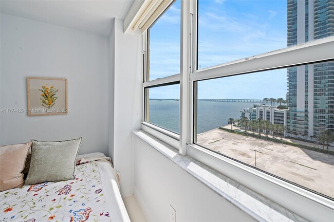Building Photo - 1155 Brickell Bay Dr