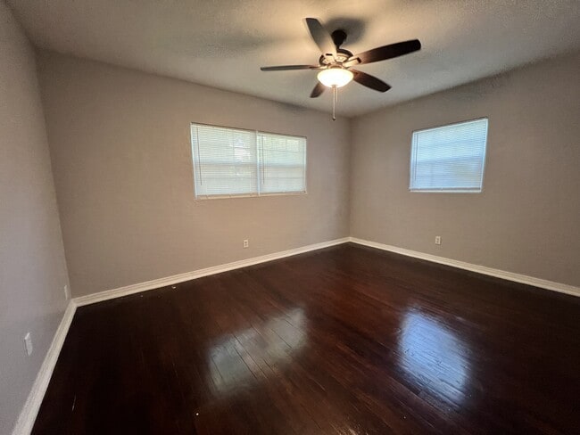 Building Photo - 700 Tam O Shanter Dr