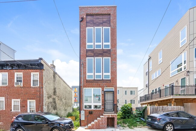 Building Photo - 1958 N Darien St