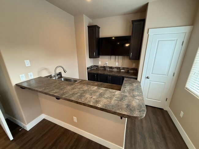 Building Photo - Nice 4bed/2.5 Bath Home, Gas Range