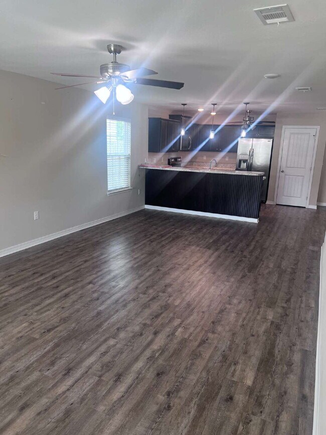 Building Photo - 426 Eisenhower Dr
