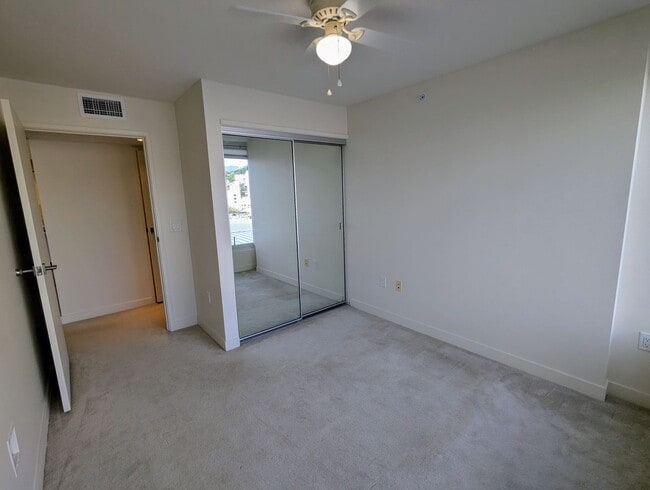 Building Photo - Symphony 2 Bed, 2 Bath, 1 Parking, Mountain views in Kakaako