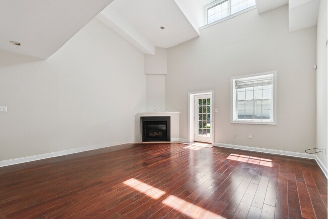 Building Photo - 426 W Laurel Ave