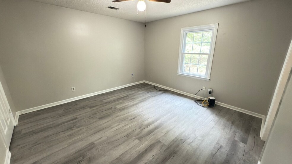 Building Photo - 210 Cuddles Ct