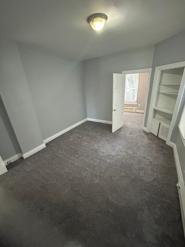 Building Photo - Vaccancies