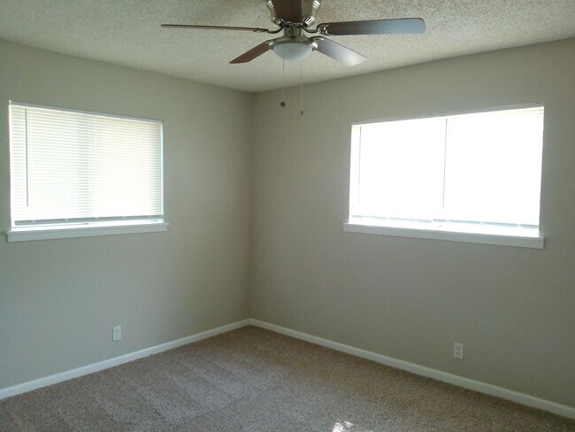 Building Photo - 1710 Sun Beam Dr