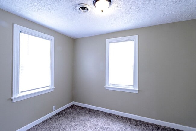 Building Photo - Newly Renovated 2 Bedroom Ranch