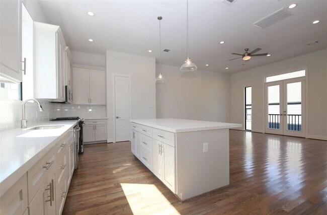 Building Photo - 820 W 22nd St