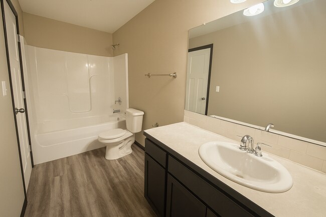 Building Photo - 2102/06 E Village Estates Dr