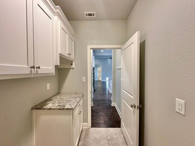 Building Photo - Tour Today! Stunning 3 Bed 2 Bath in South...