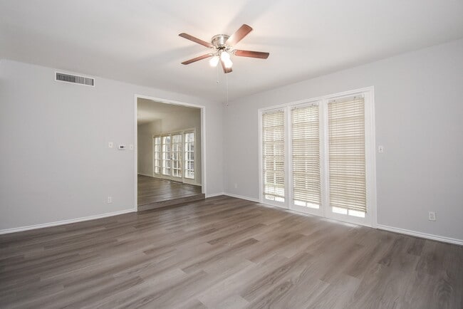 Building Photo - 201 Vanderpool Ln