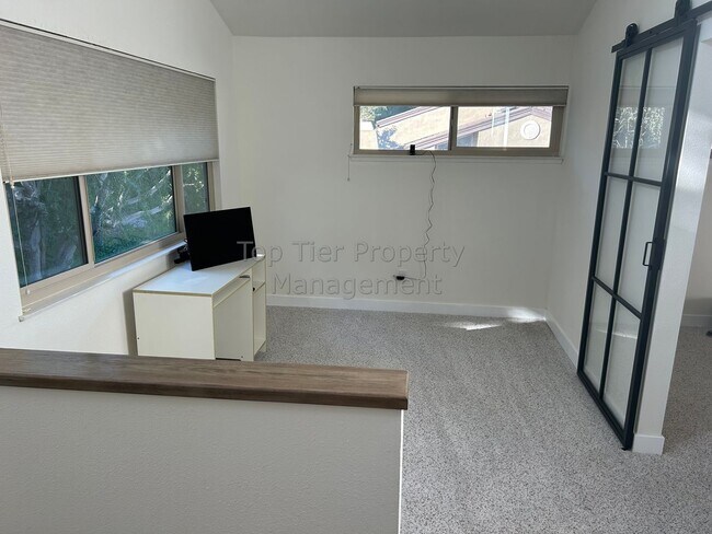 Building Photo - Beautiful 3 bed / 2.5 bath Townhome in Carlsbad