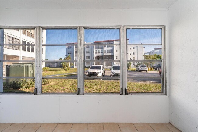 Building Photo - 2860 Somerset Dr