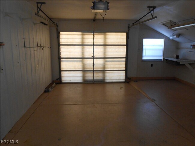 Building Photo - 1406 Alwynne Dr S