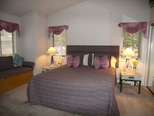 Building Photo - 3 Bedroom Condo in McCloud w 1 Car Garage! Great Location!