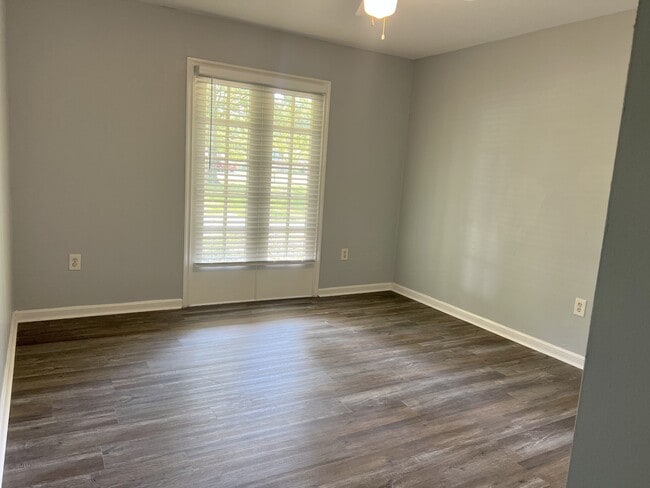 Building Photo - 30447 Parkview Dr