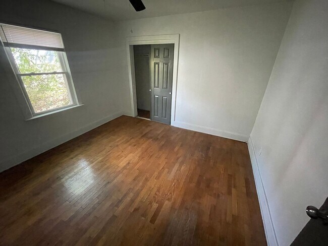 Building Photo - 3bd 1b house! Right off 20th St.