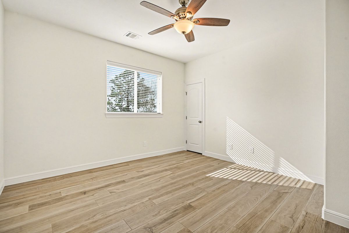 Building Photo - 3633 E Meadow Ln