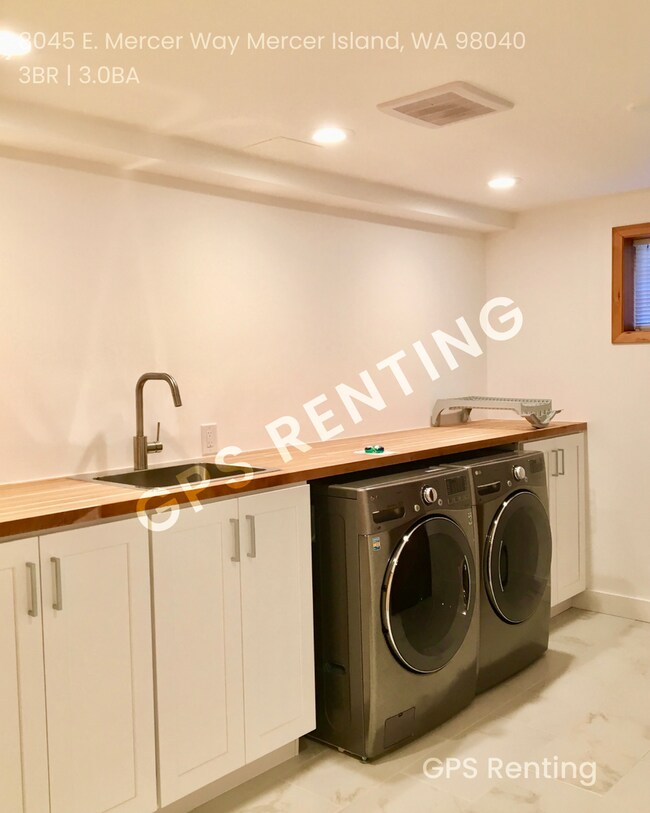 Building Photo - Elegant South Mercer Island Home with Lake...