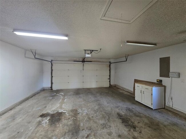 Building Photo - 3420 Kings Way