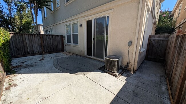 Building Photo - Experience Modern Comfort in This Newer Sp...