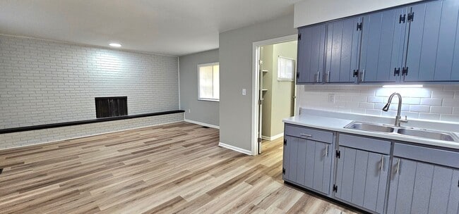 Building Photo - 3030-3032 Creekview Circle