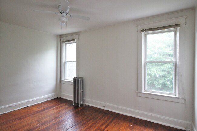 Building Photo - 2026/2027 JHU Off-Campus 3bd/1ba Rowhouse  w/ W/D & rear yard! -Available 6/9/26