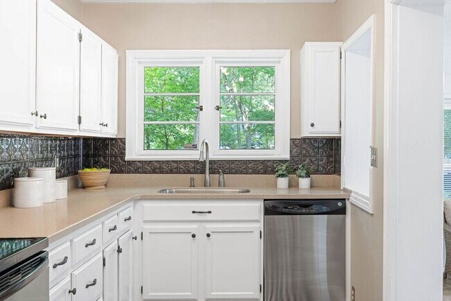 Building Photo - Sweet Warfleigh Home 3 Bedroom 2.5 bath Motivated To Rent!