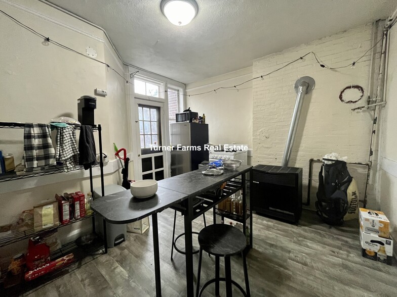 Building Photo - 168 Endicott St