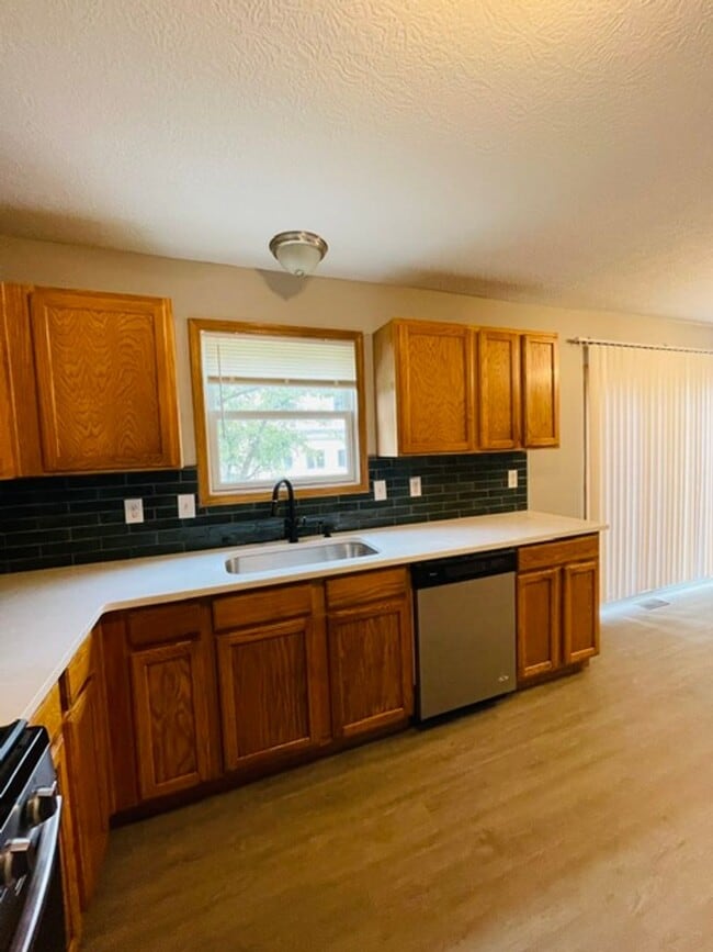 Building Photo - 8575 Fernbrook Dr