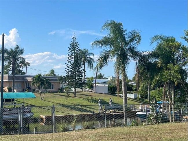 Building Photo - 808 SE Degan Dr