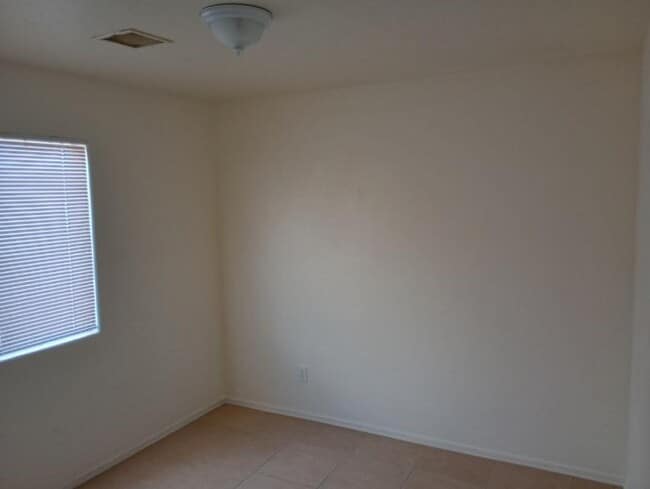 Building Photo - 4 bedroom in Eloy AZ 85131