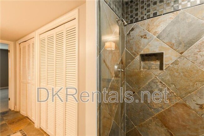 Building Photo - 82 Montre Square NW