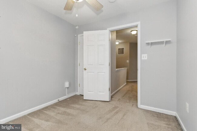 Building Photo - 2261 Forsythia Dr