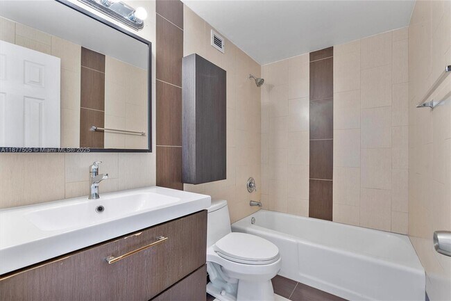 Building Photo - 400 Kings Point Dr