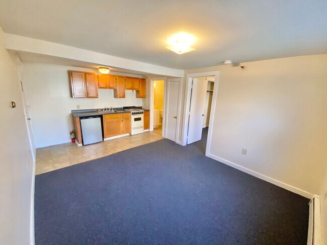 Building Photo - One Bedroom Apartment Winooski Available NOW!