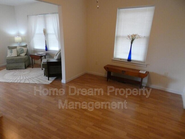 Building Photo - 930 Bryant Ave