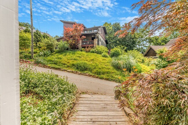 Building Photo - Asheville Rental!