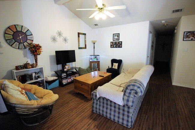Building Photo - 3811 Oldenburg Ln