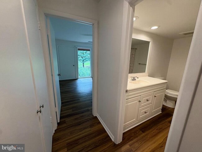 Building Photo - 50 Darien Way