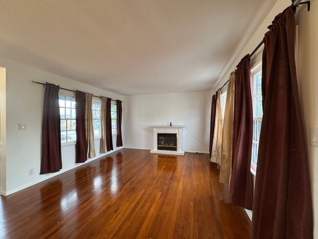 Building Photo - Beautiful 3bd 2ba