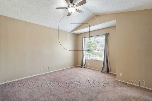 Building Photo - Charming and Bright Three-Bedroom Haven on Comotilo